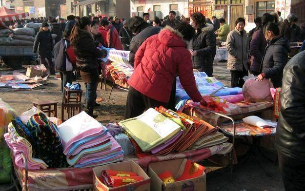 阿姨街上摆摊,收到男子6块钱和一张纸条,打开纸条匆匆收摊回家