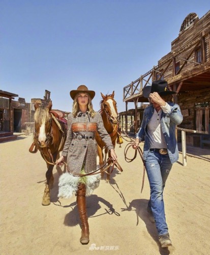 组图:超模安吉拉·林德沃拍时尚大片 骑马带娃演绎西部家庭生活