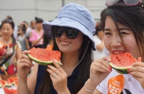 中国人问韩国游客:你们知道天天吃冻西瓜的感