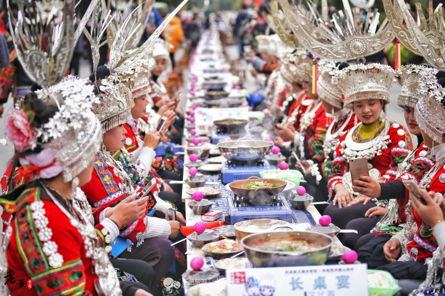 苗家长桌宴，饭菜靠景区观光车运输