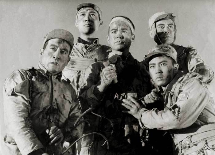 《狼牙山五壮士》(1958)
抗日战争时期的1941年秋,为了阻止日军对晋察冀边区进行大扫荡,八路军某部班长马宝玉(李长华)和战士葛振林(高保成)、宋学义(李力)、胡福才(霍德集)、胡德林(张怀志)五人接受任务登上狼牙山棋盘陀主峰。