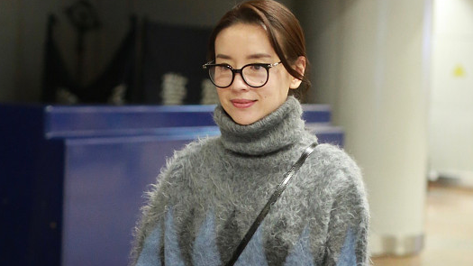董洁扶黑框镜变知性女文青 大毛衣衬托小身板美腿细又直
