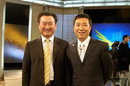 《对话》陈伟鸿和妻子朱莉近照,获央视十佳播