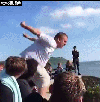 玩命!英国男子从20米悬崖跳水险撞岩石
