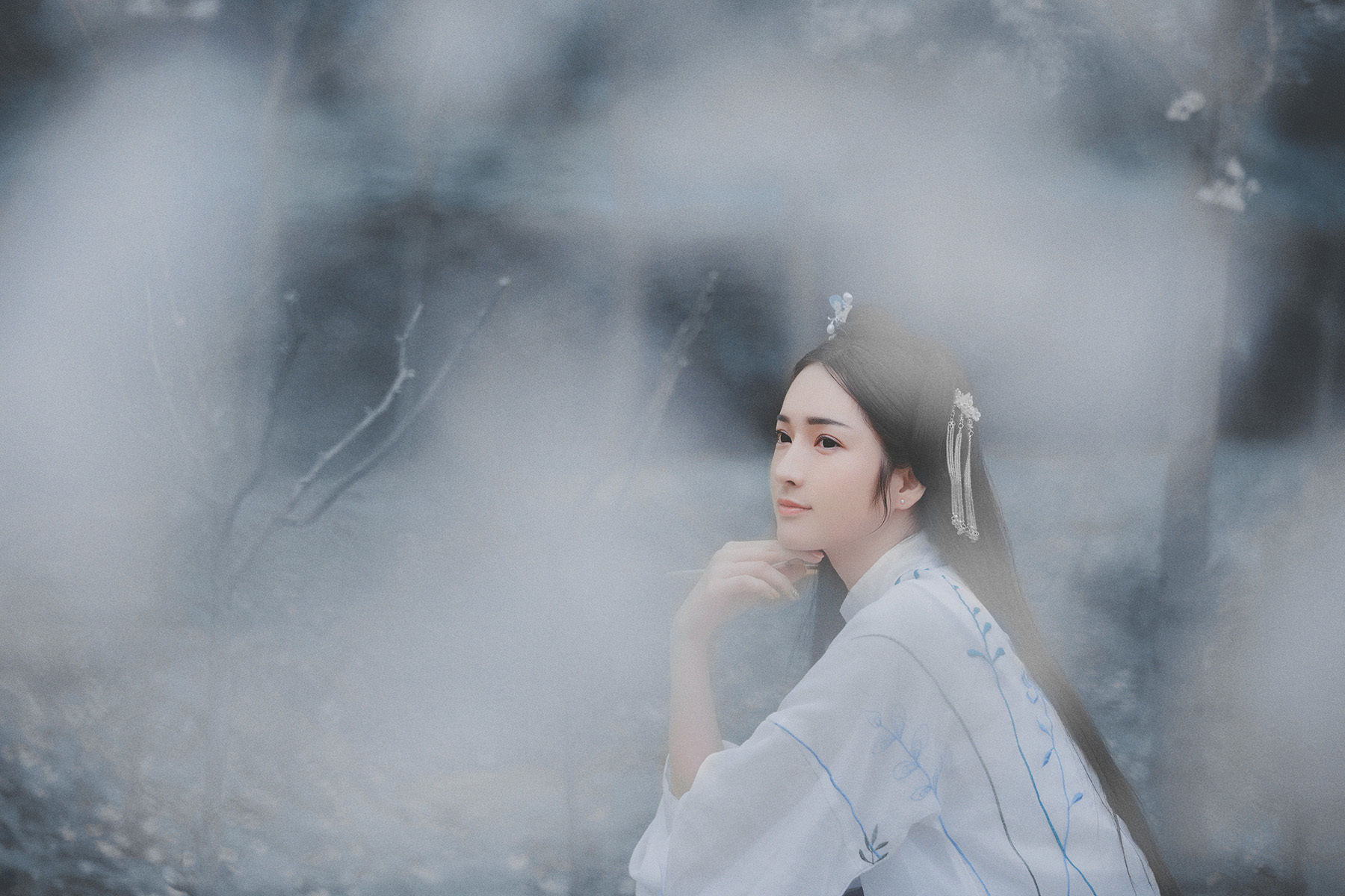 汉服:翠屏金屈曲,醉入花丛宿;此度见花枝,白头誓