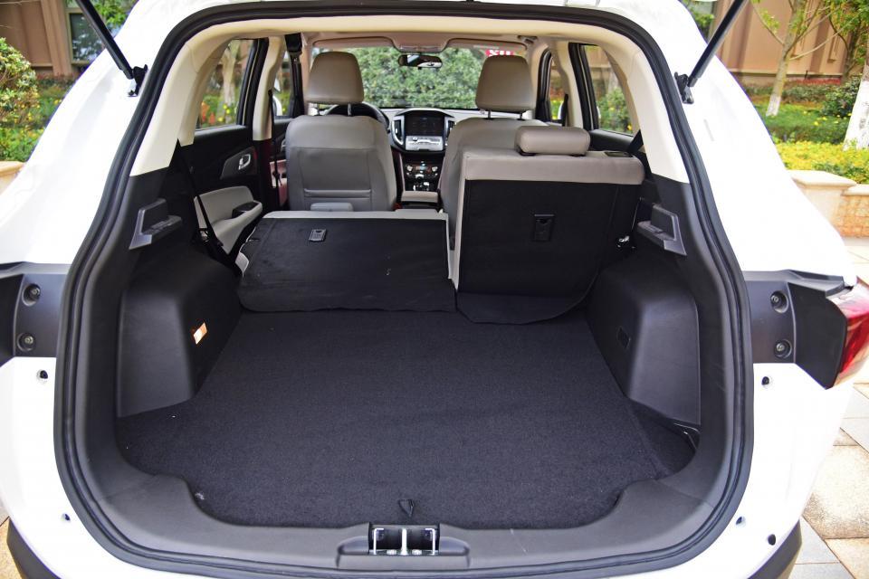 北汽幻速s5采用大空间布局,利用2.