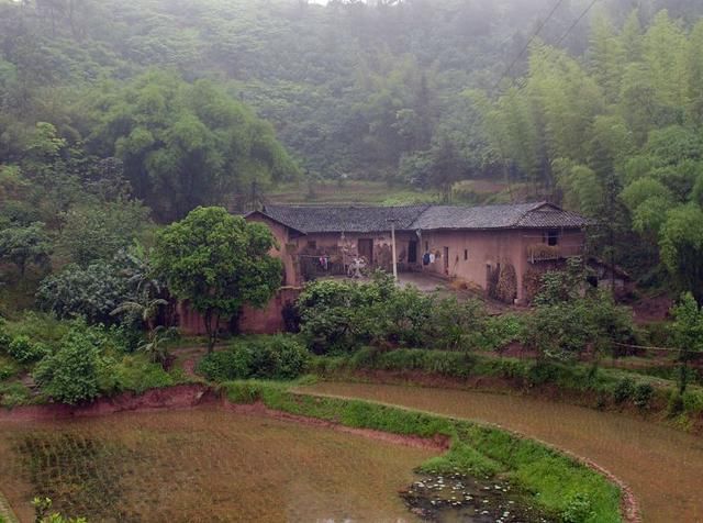 移居城市了,祖上留下的老房子在农村,这个能宅基地确权吗?