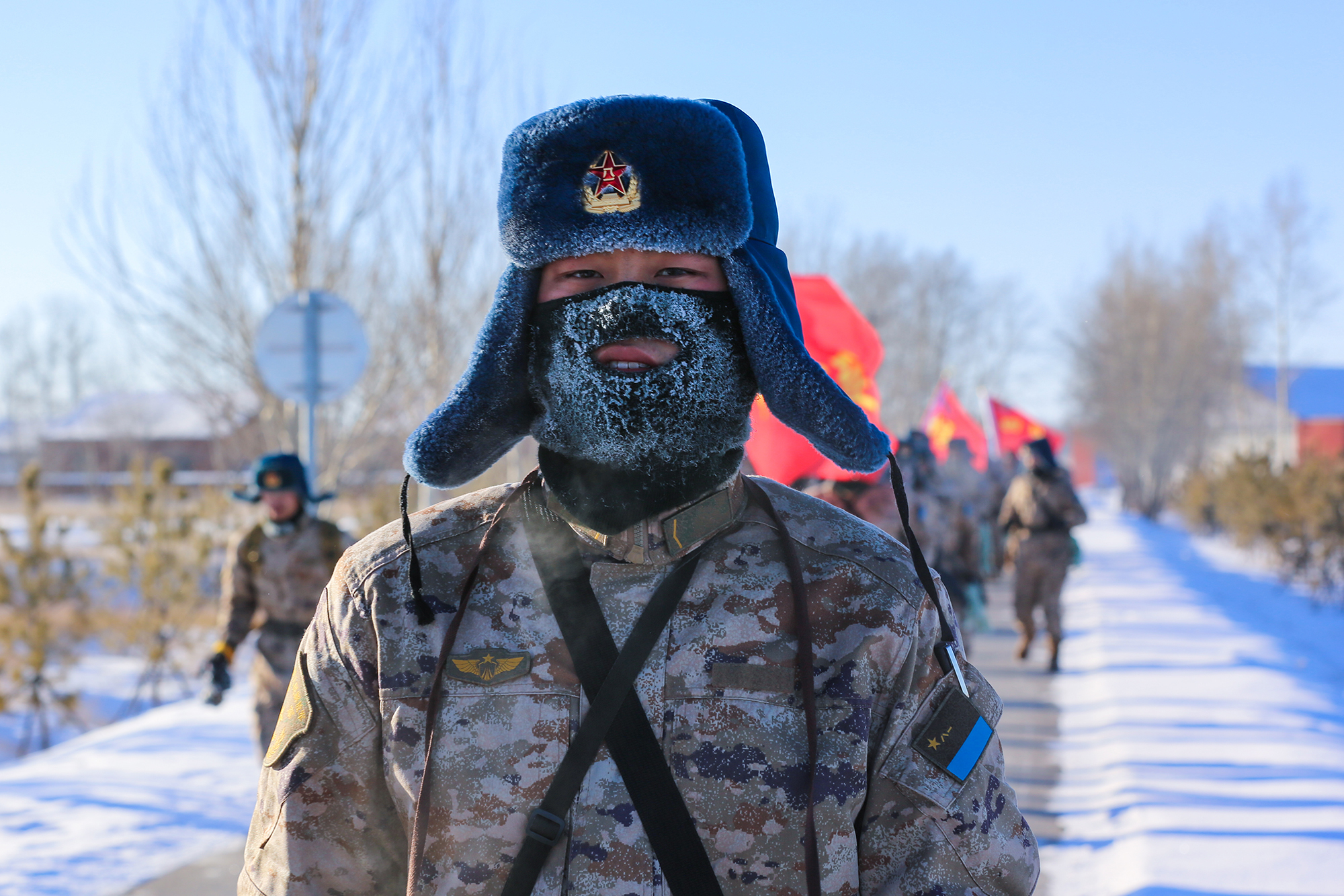 全体官兵不畏严寒,精神饱满,一路披荆斩棘,冲锋克"敌",进一步锤炼了