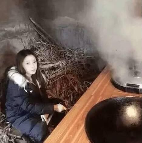 妹子,你穿的短裤也太短了吧?连旁边闺密都觉得