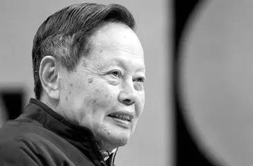 吐潮相对论丨杨振宁归国改国籍 该不该喷?