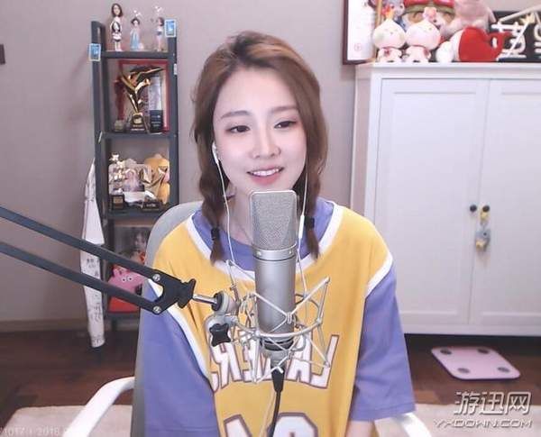 斗鱼冯提莫人气下滑直播玩游戏 深夜沉迷LOL