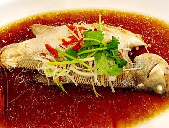 清蒸鱼最简单的做法,汁浓肉嫩,全家人都抢着吃