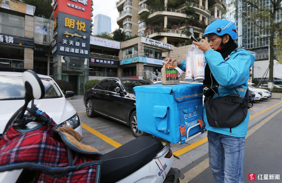 聋哑大学生毕业后当外卖小哥 送餐两月千单零差评