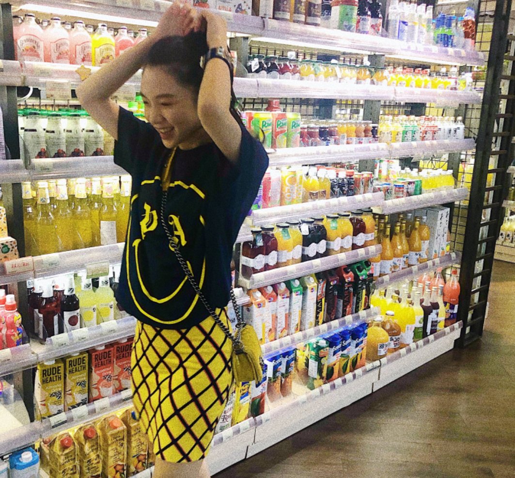原上海上港球员孙祥的老婆,晒出自己逛超市的