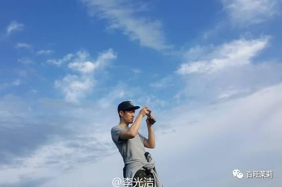 相比杨幂更新的闺蜜圈,以雷佳音为首TF老boys