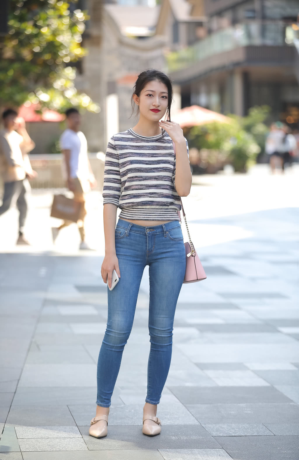 街拍:时尚少妇紧身牛仔裤勾勒修长美腿,彰显女