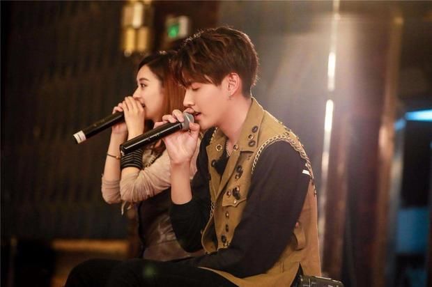 吴亦凡和赵丽颖订婚了?网友:这消息堪比鹿晗公