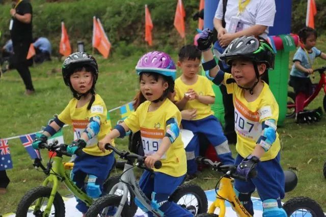 音乐节上的滑步车比赛这样玩?听听幼儿园园长