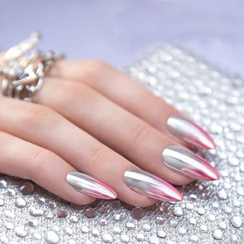 银色到粉色的渐变镜面甲更加多元化呢～略微柔和的镜面效果和粉色的加入让金属甲看上去不再冷艳，而多了一分千金大小姐的贵气～