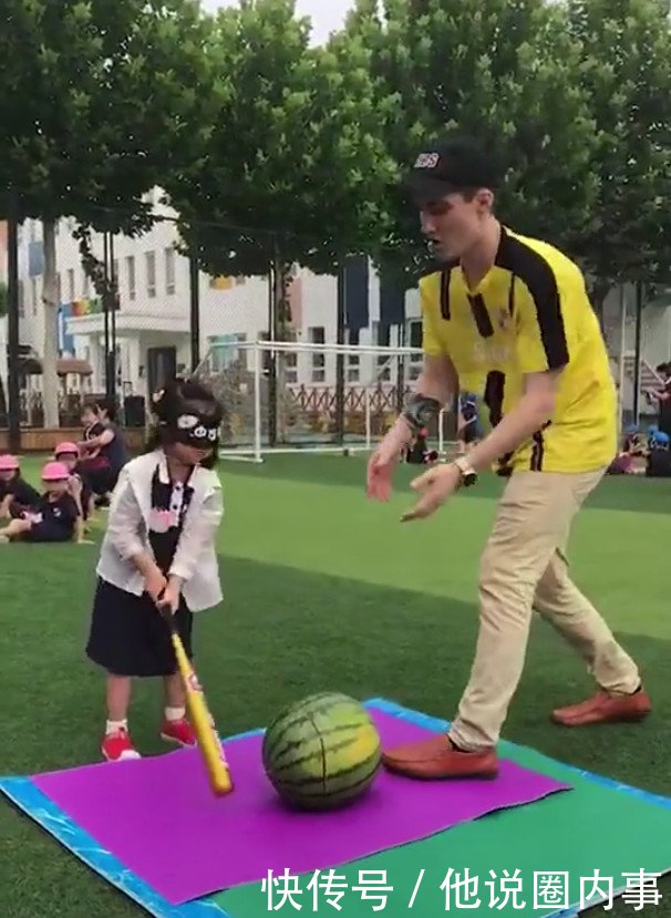 李小璐哥哥晒甜馨视频,蒙眼敲西瓜超可爱,完全