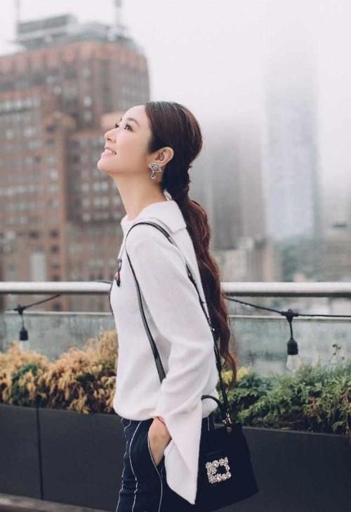 42岁林心如新发型气场全开,搭配一条绿裙子,美