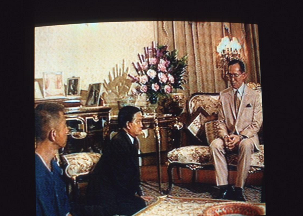 【泰国国王：在位最长 爱好文艺】刚刚去世的普密蓬国王于1950年5月加冕，他经历过20多次军事政变，风雨飘摇而屹立不倒，1992年那次政变尤其具有代表性。当年，苏钦达将军选举失败，发动政变，镇压游行群众。1个月后，普密蓬国王传召苏钦达和反对派领导人进宫训斥和教诲。泰国民众通过电视，看到了双方领导人一起向普密蓬下跪。最终苏钦达自愿下台