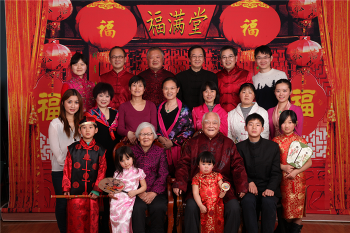 李济仁家庭全家福.子孙满堂好家风代代相传.图片来源:芜湖市文明办