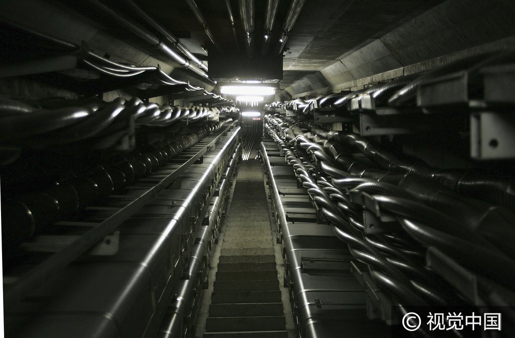 2005年1月13日，日本东京，日本国土交通省在东京市地下40米深处安装地下管道，该管道里面包括电缆，电话线，天然气和污水排放管道。这些管道是为了保证当东京遇到地震袭击的时候，日常的水，电，燃气，通讯等能维持正常的运行。