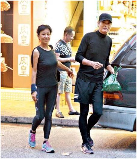 62岁周润发近照曝光,发哥帅气依旧,妻子颜值气