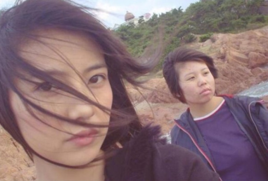 高圆圆青岛海边随拍晒14年前旧照 网友:冻龄女神