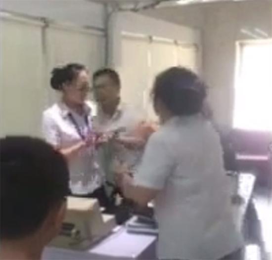 安徽一男子在电信大厅推倒女员工致其当场昏迷