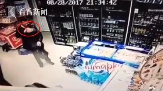 男子示爱多次遭拒绝当众点火自焚 全身瞬间变火球 男子示爱多次遭拒绝当众点火自焚 全身瞬间变火球