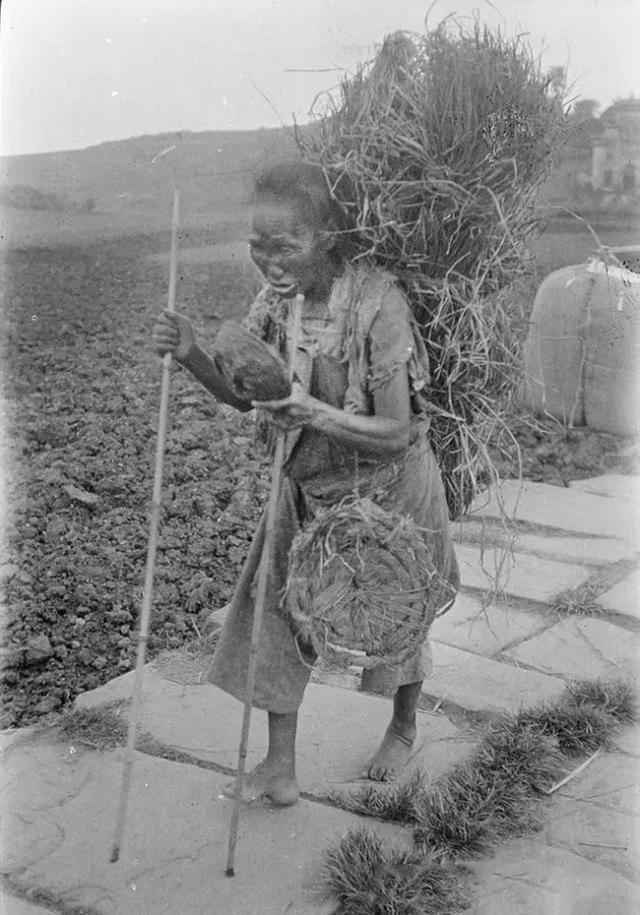 外国摄影师镜头下民国初期乞丐行乞的老照片,