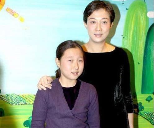 小龙女公开认爸爸,成龙微博沦陷!网友评论热议