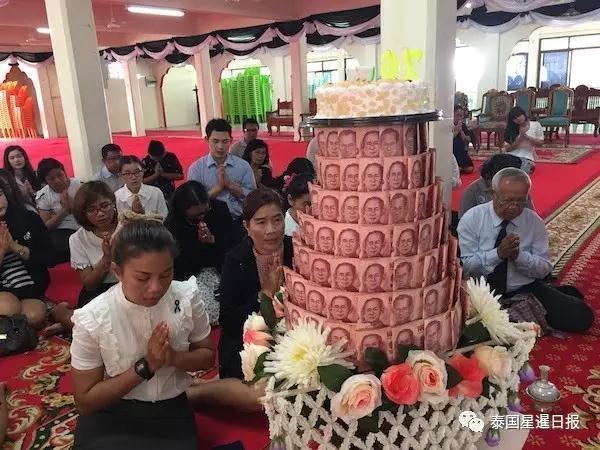泰国高僧生日 大学师生捐10万现金堆成蛋糕