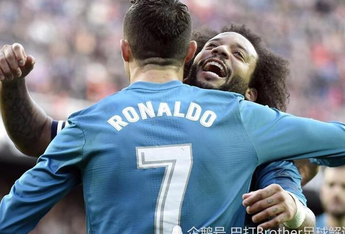 指皇马队徽,高举右手比C,别误会他不是想C罗了