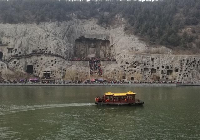 龙门石窟人挤人十米距离需走十分钟,游客感叹