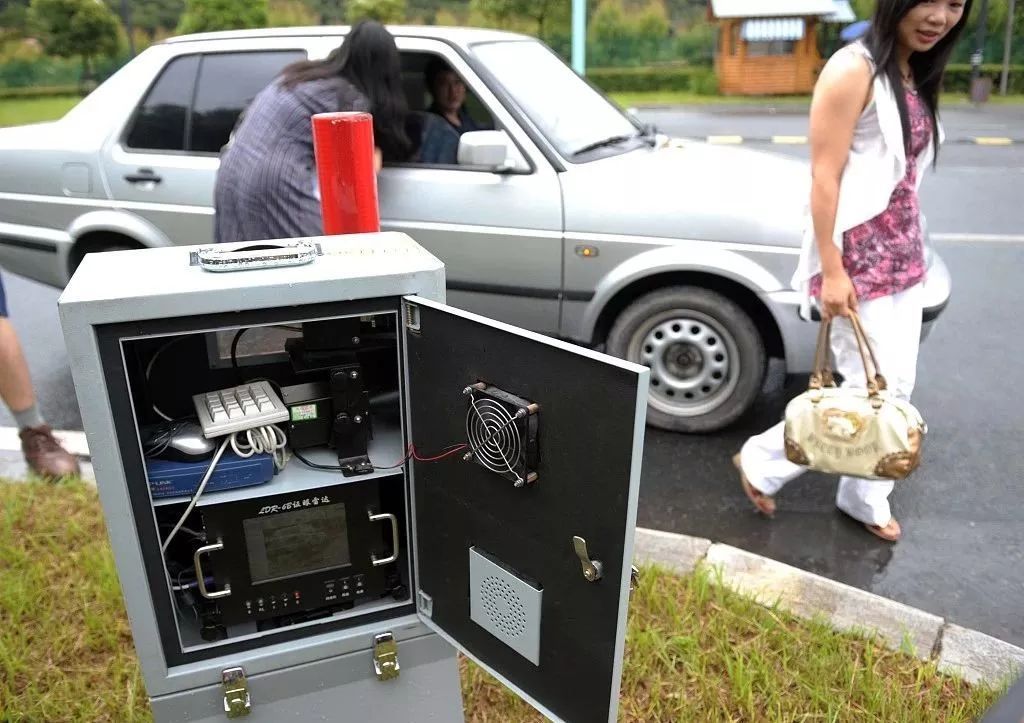 测速仪"遭雷劈坏",服务意识不能被劈没