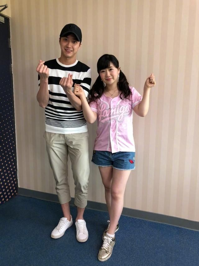 江宏杰晒女儿萌照,小公主眼睛圆丢丢超可爱,像