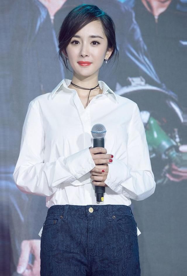 杨幂穿起白衬衫,撑出不一样的曲线,网友:杨幂真