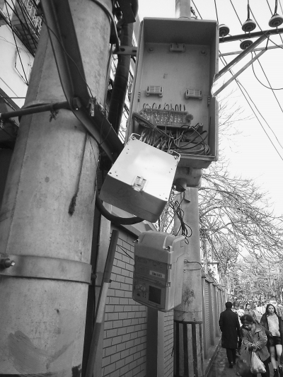 西城区留学路南段西侧路边 电箱脱落 西城区留学路南段西侧路边 电箱脱落