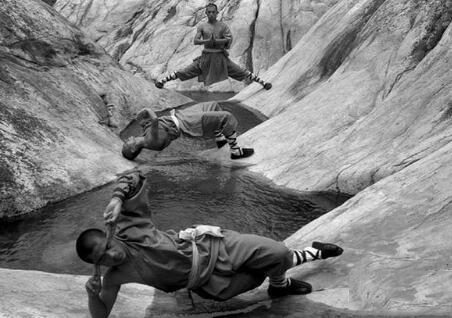 在佛门眼中,参禅是正道,少林功夫传人延芫法师曰:拳勇一类乃是末技,僧众们不过是借练功习武达到收心敛性、屏虑入定的目的。同时也有强壮身体,益寿延年的效果。