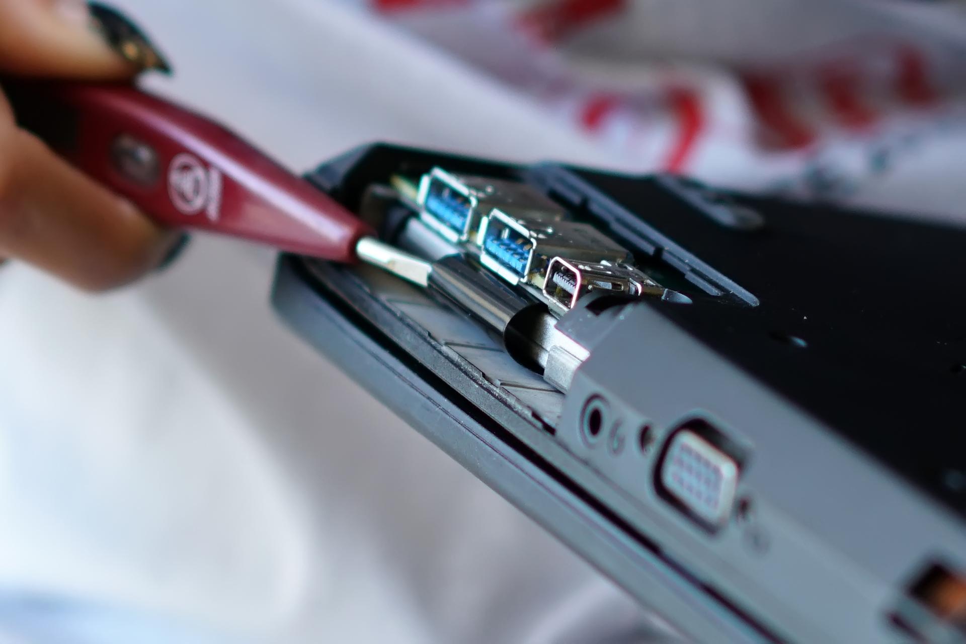 速度逆天,东芝TR200固态硬盘笔记本拆装、测