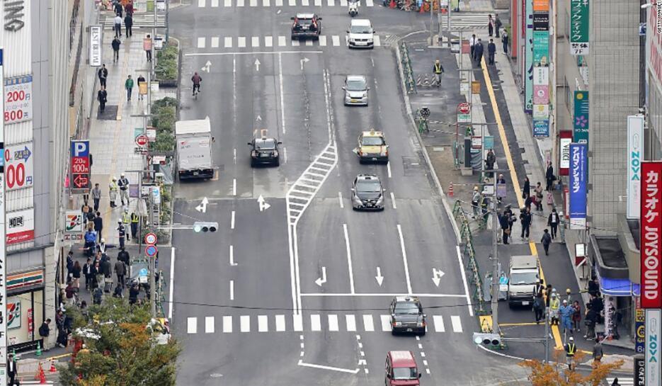 不经夸 日本一周快速修好的路坑又塌了 不经夸 日本一周快速修好的路坑又塌了