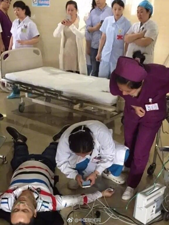 命大！外卖小哥送餐后发病倒地 恰好是医院