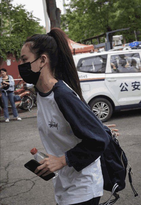 路人视角下的北电新生宋祖儿, 大长腿时刻吸睛