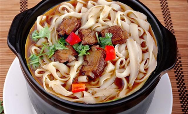 河南这种街边砂锅面,现做现卖,看着就流口水,另有教程步骤哦