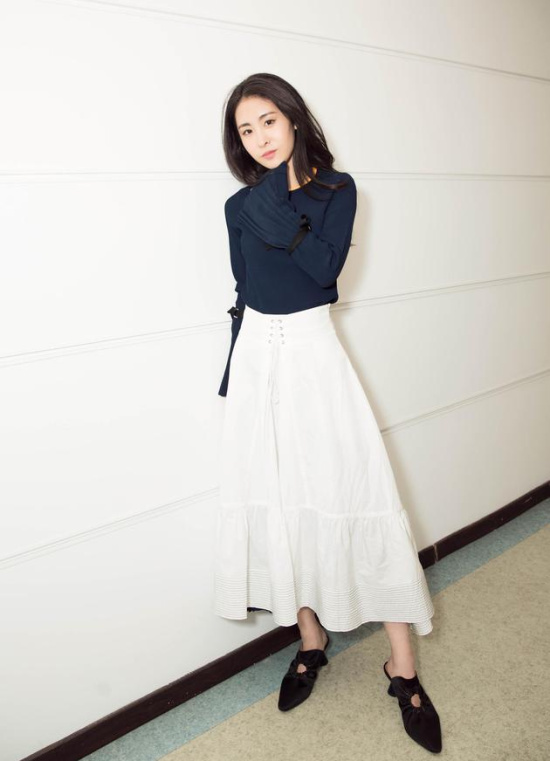 明星爱大牌:张碧晨裙裤叠穿尽现长腿优势