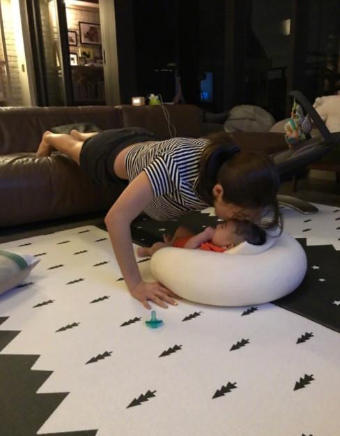 辣妈ella边带孩子边健身 儿子当教练