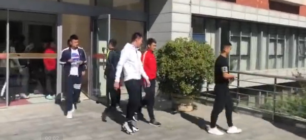 国足集训队球员:这下奖金都没了 啥时候放我们